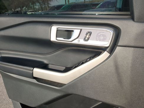 Used 2021 Ford Explorer Limited image 12