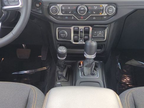 Used 2025 Jeep Wrangler Unlimited Sahara AWD/4WD image 20