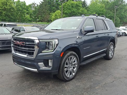 Used 2021 GMC Yukon SLT w/ Rear Media and Nav Package AWD/4WD image 3