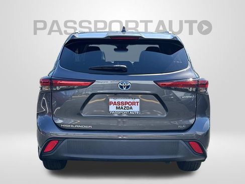 Used 2023 Toyota Highlander XLE AWD/4WD image 3