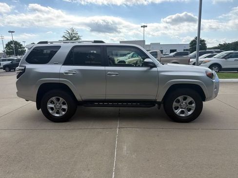 Used 2022 Toyota 4Runner SR5 AWD/4WD image 6