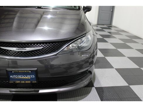 Used 2021 Chrysler Voyager Lxi image 8