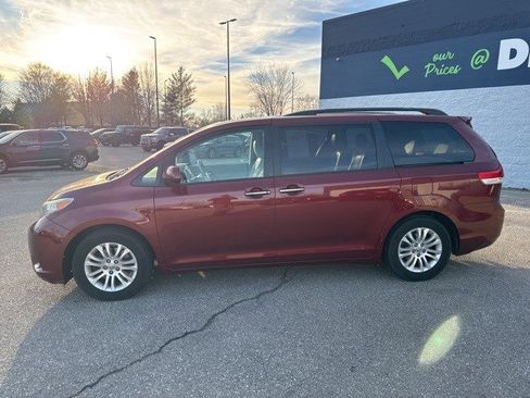 Used 2013 Toyota Sienna XLE image 2