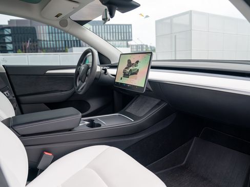 Used 2023 Tesla Model Y Long Range AWD/4WD image 24