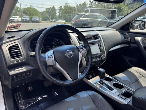 Used 2014 Nissan Altima 2.5 SL w/ Technology Package FWD image 5