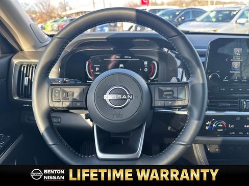 Used 2025 Nissan Pathfinder Platinum w/ Black Appearance Package image 15