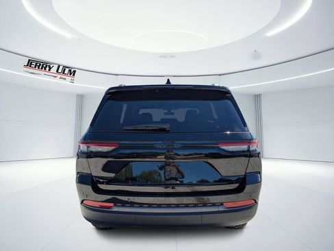 New 2026 Jeep Grand Cherokee Altitude image 4