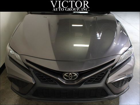 Used 2021 Toyota Camry SE FWD image 3