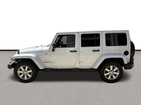 Used 2014 Jeep Wrangler Unlimited Sahara w/ Connectivity Group AWD/4WD image 8