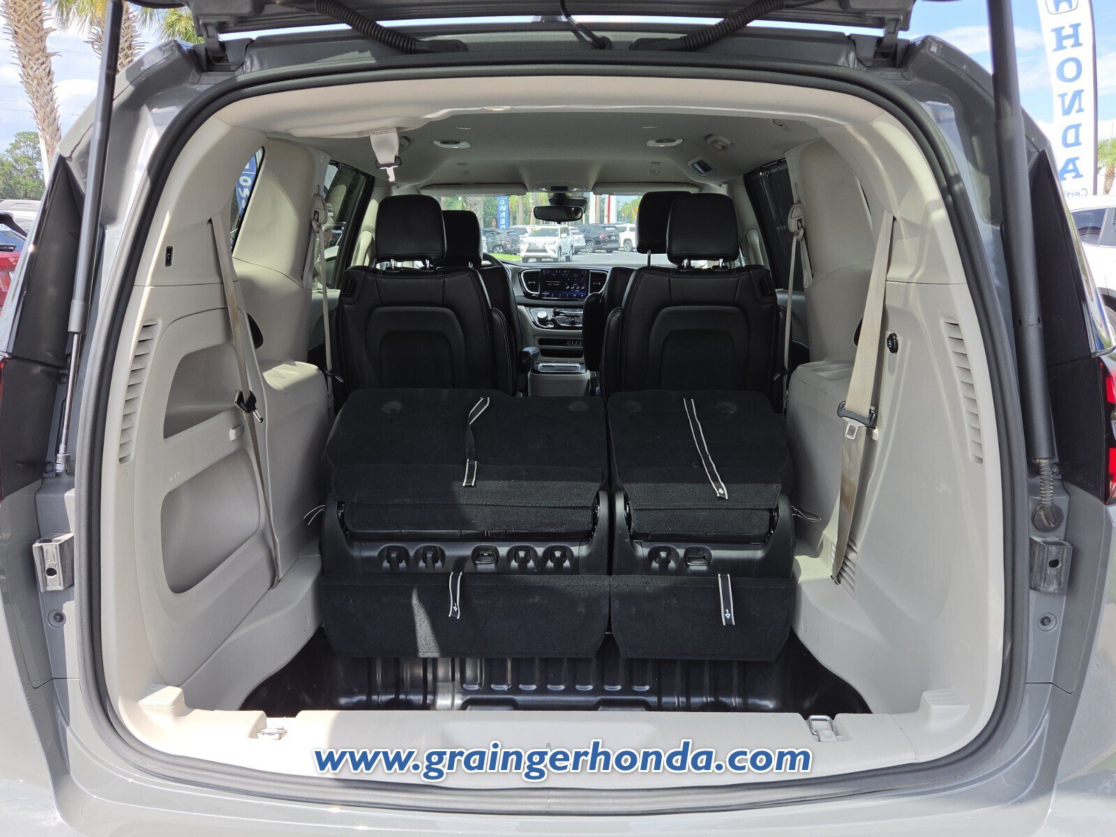 Used 2023 Chrysler Pacifica Touring-L FWD image 13