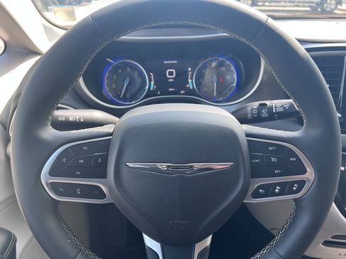 Used 2024 Chrysler Pacifica Touring-L image 23