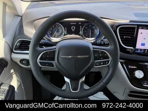 Used 2024 Chrysler Pacifica Touring-L FWD image 12