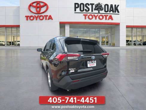 Used 2021 Toyota RAV4 LE AWD/4WD image 4