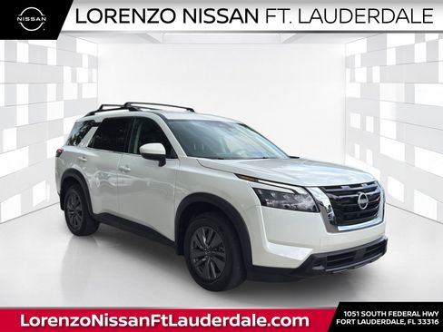 Certified 2024 Nissan Pathfinder SV FWD image 1