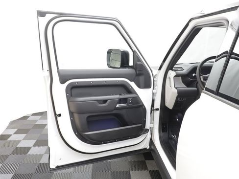 Certified 2025 Land Rover Defender 110 X-Dynamic SE AWD/4WD image 5