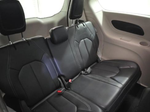 Used 2023 Chrysler Pacifica Touring-L FWD image 10