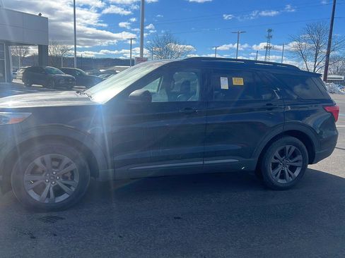 Used 2022 Ford Explorer XLT w/ Equipment Group 202A image 12