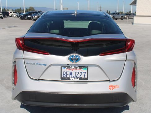 Used 2018 Toyota Prius Prime Premium FWD image 5