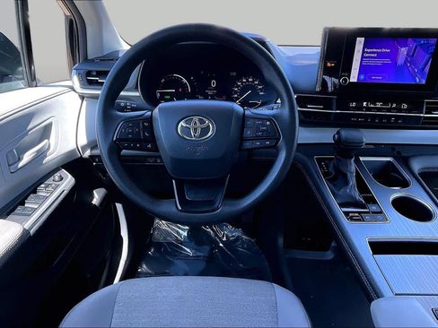 Certified 2025 Toyota Sienna LE FWD image 5