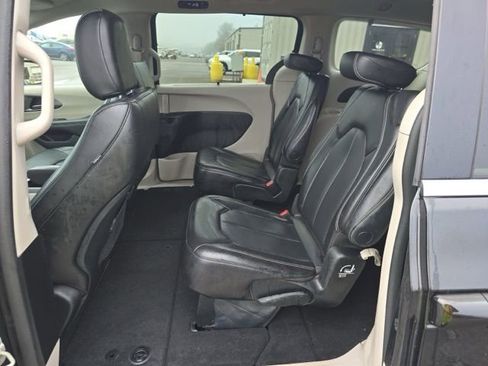 Used 2023 Chrysler Pacifica Touring-L image 14
