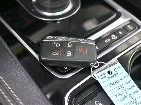 Used 2017 Jaguar F-PACE R-Sport image 32