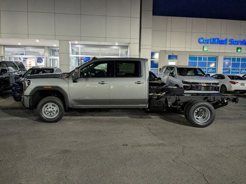 New 2026 GMC Sierra 3500 SLE image 3