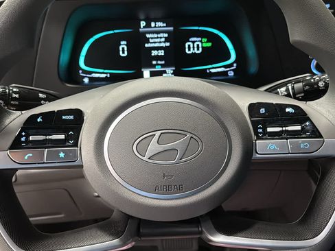 Used 2025 Hyundai Elantra Hybrid FWD image 11
