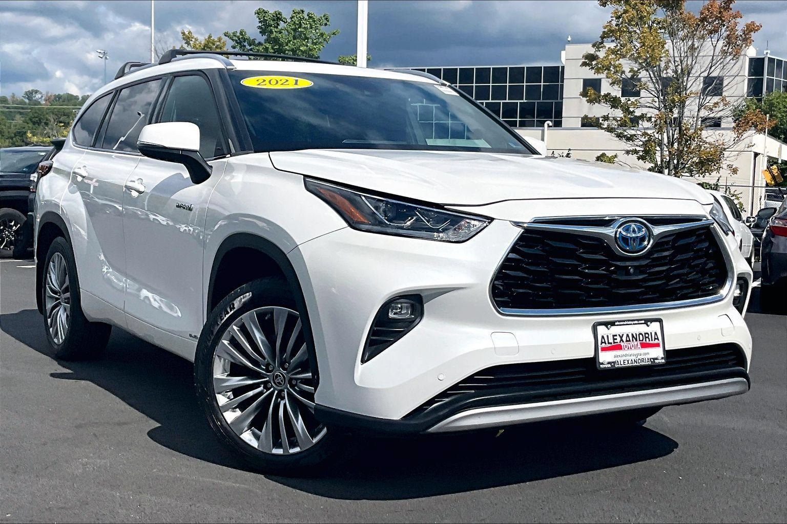 Used 2021 Toyota Highlander Platinum AWD/4WD image 2