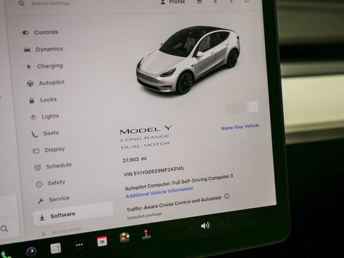 Used 2021 Tesla Model Y Long Range AWD/4WD image 25