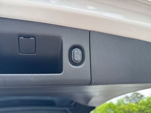Used 2019 Cadillac Escalade Luxury AWD/4WD image 32