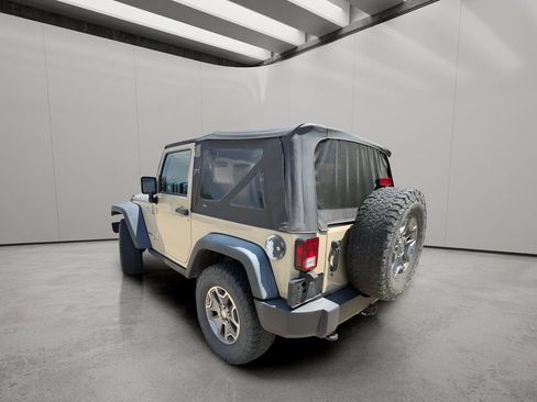 Used 2017 Jeep Wrangler Rubicon w/ Power Convenience Group AWD/4WD image 3