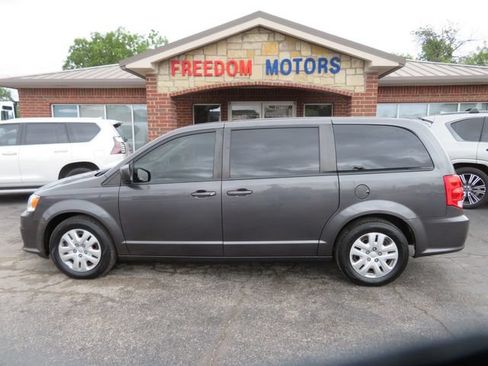 Used 2018 Dodge Grand Caravan SE w/ UConnect Hands-Free Group FWD image 8