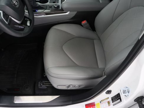 Certified 2026 Toyota Highlander Platinum AWD/4WD image 15