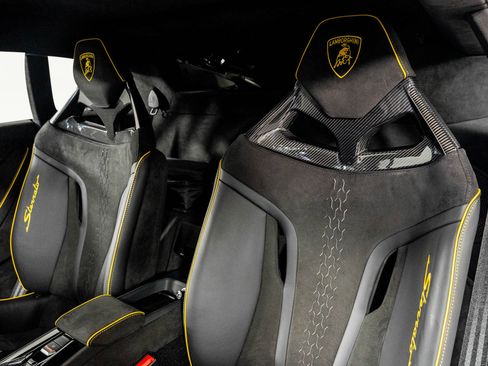 Used 2024 Lamborghini Huracan Sterrato image 3