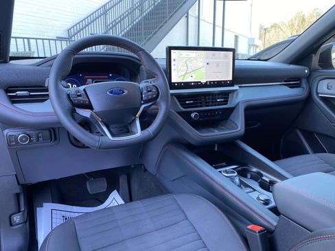 Used 2025 Ford Explorer ST-Line w/ Premium Package image 32