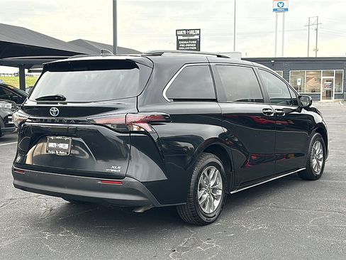 Used 2024 Toyota Sienna XLE image 8