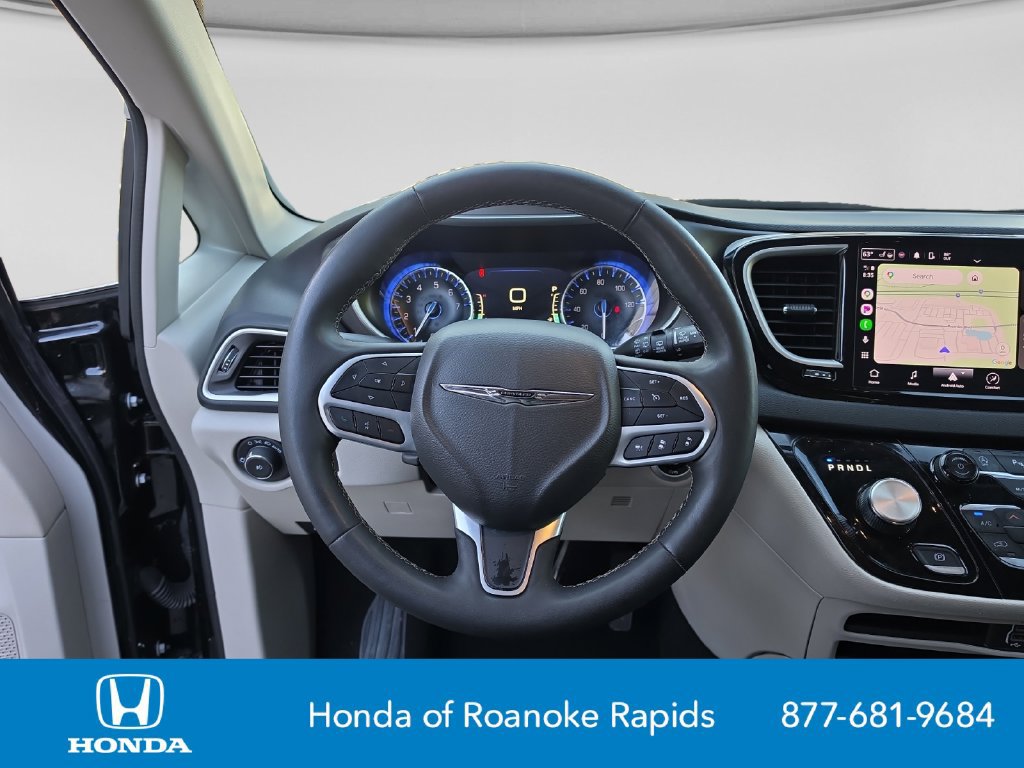 Used 2024 Chrysler Pacifica Touring-L FWD image 13