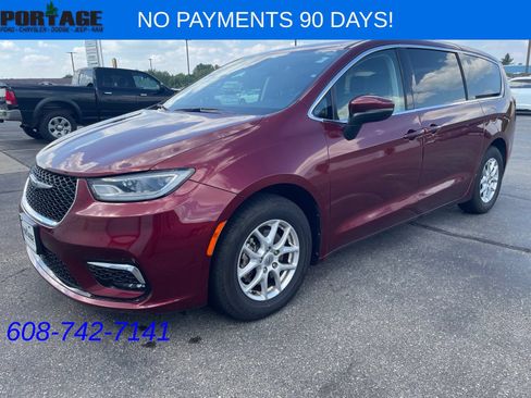 Used 2023 Chrysler Pacifica Touring-L FWD image 3
