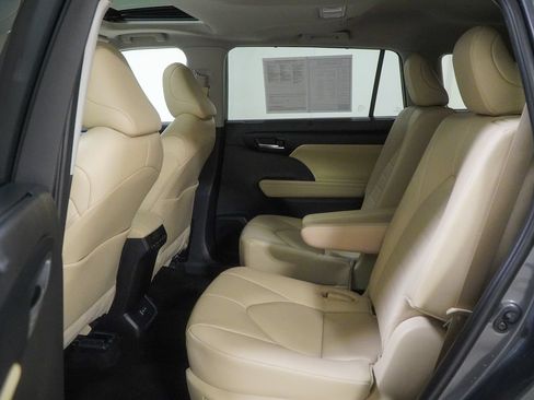 Used 2024 Toyota Highlander XLE AWD/4WD image 43