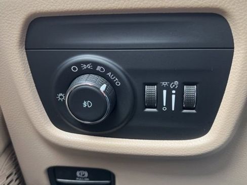 Used 2023 Jeep Grand Cherokee Limited w/ Luxury Tech Group II image 19