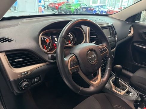 Used 2016 Jeep Cherokee Latitude w/ Cold Weather Group AWD/4WD image 15