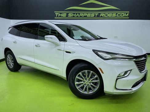 Used 2023 Buick Enclave Essence image 1