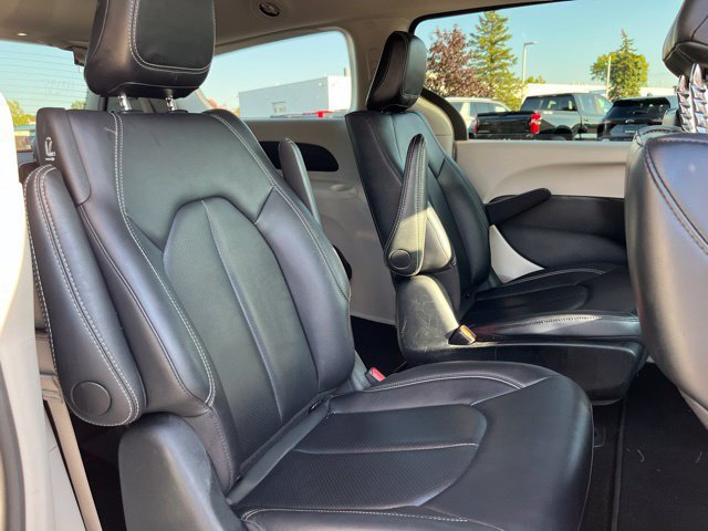 Used 2024 Chrysler Pacifica Limited FWD image 12