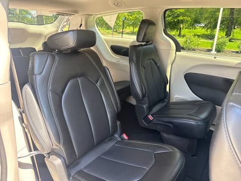Used 2024 Chrysler Pacifica Touring-L FWD image 34