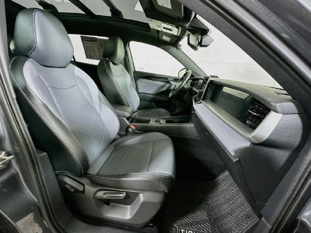 Certified 2026 Volkswagen Tiguan SE R-Line FWD image 28