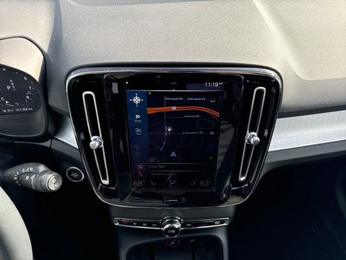 Used 2021 Volvo XC40 T5 Momentum w/ Premium Package image 10