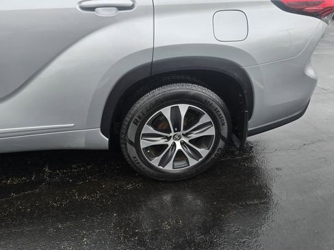 Used 2021 Toyota Highlander XLE image 3