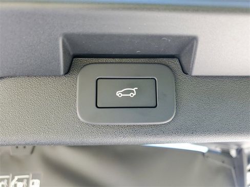 Used 2025 Land Rover Discovery Dynamic SE image 13