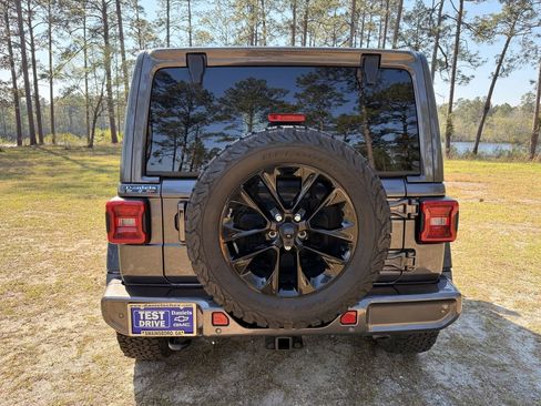 Used 2021 Jeep Wrangler Unlimited Sahara AWD/4WD image 4