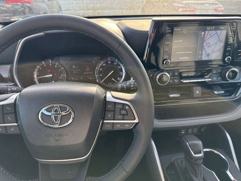 Used 2022 Toyota Highlander XLE image 19